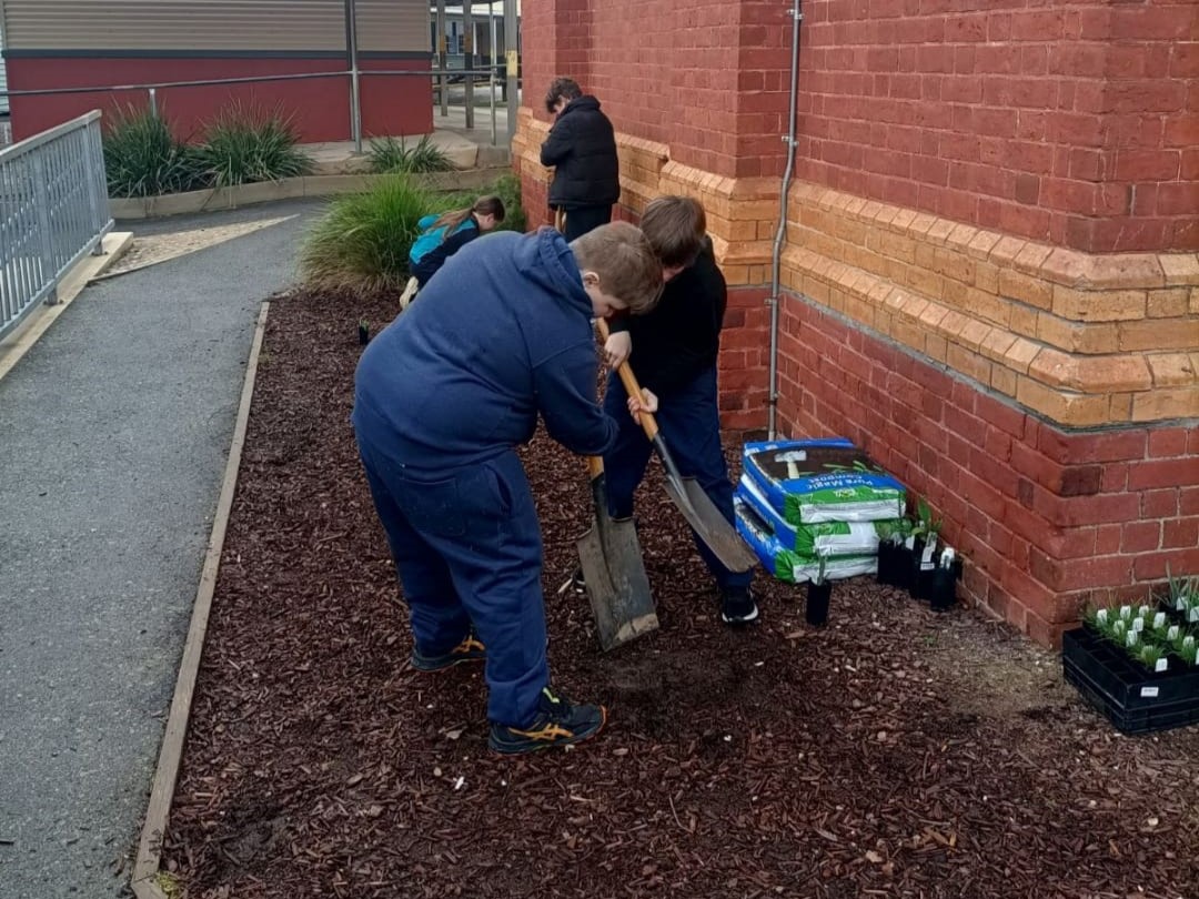 Students pairing up to plant natives